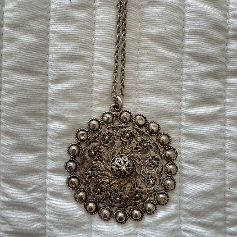 Vintage Elegant Silver Pendant Necklace